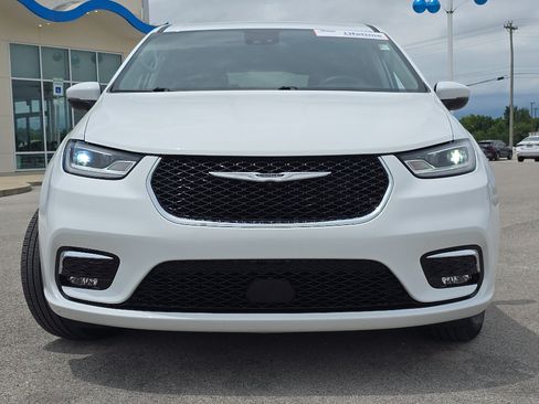 Used 2023 Chrysler Pacifica Touring-L AWD/4WD image 5