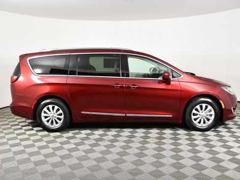Used 2019 Chrysler Pacifica Touring-L FWD image 5