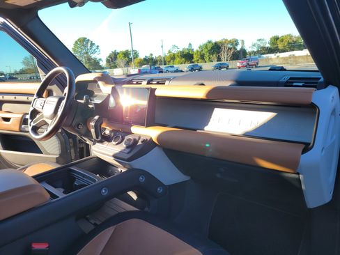 Used 2023 Land Rover Defender 130 X-Dynamic SE image 30