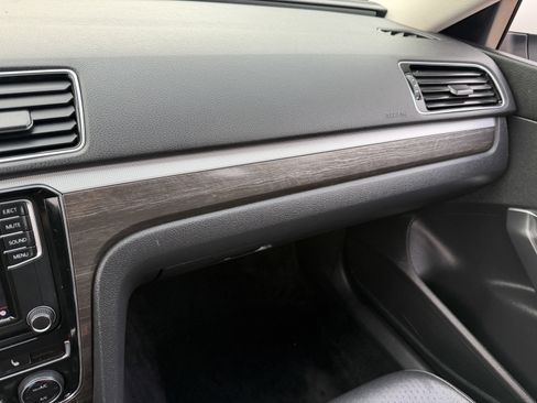 Used 2017 Volkswagen Passat 1.8T SE image 25