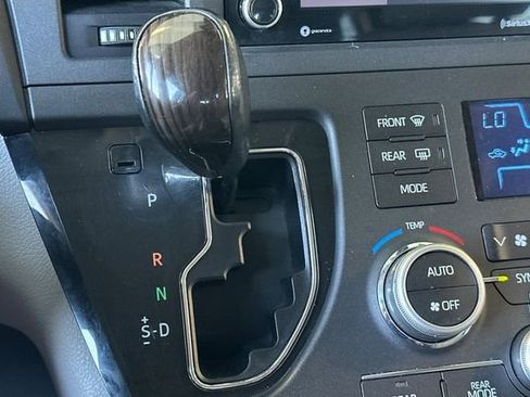 Used 2018 Toyota Sienna XLE FWD image 25