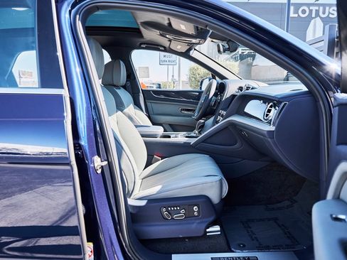 Used 2025 Bentley Bentayga Extended Wheelbase AWD/4WD image 23