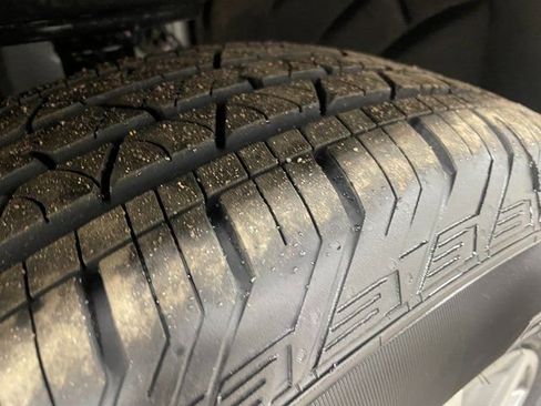 Used 2023 GMC Acadia SLE w/ Driver Convenience Package image 8