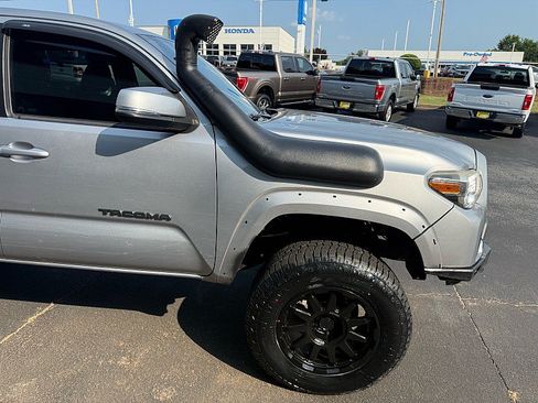 Used 2018 Toyota Tacoma TRD Off-Road AWD/4WD image 19
