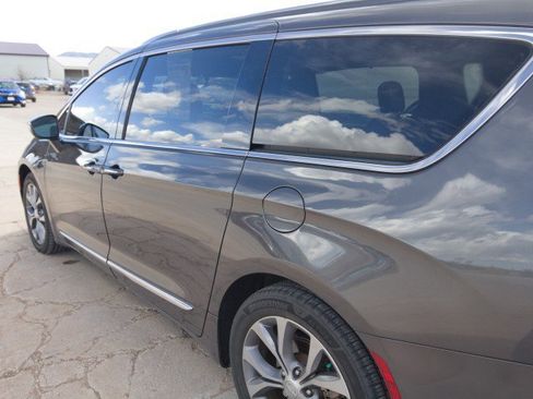 Used 2020 Chrysler Pacifica Limited FWD image 8