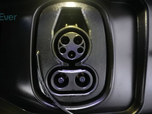 Used 2025 Chevrolet Equinox EV RS w/ LPO, All-Weather Mat Package FWD image 10