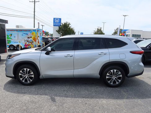 Used 2022 Toyota Highlander XLE FWD image 8