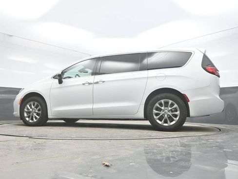 Used 2023 Chrysler Pacifica Touring-L image 30