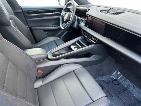 Certified 2025 Porsche Macan Electric image 17