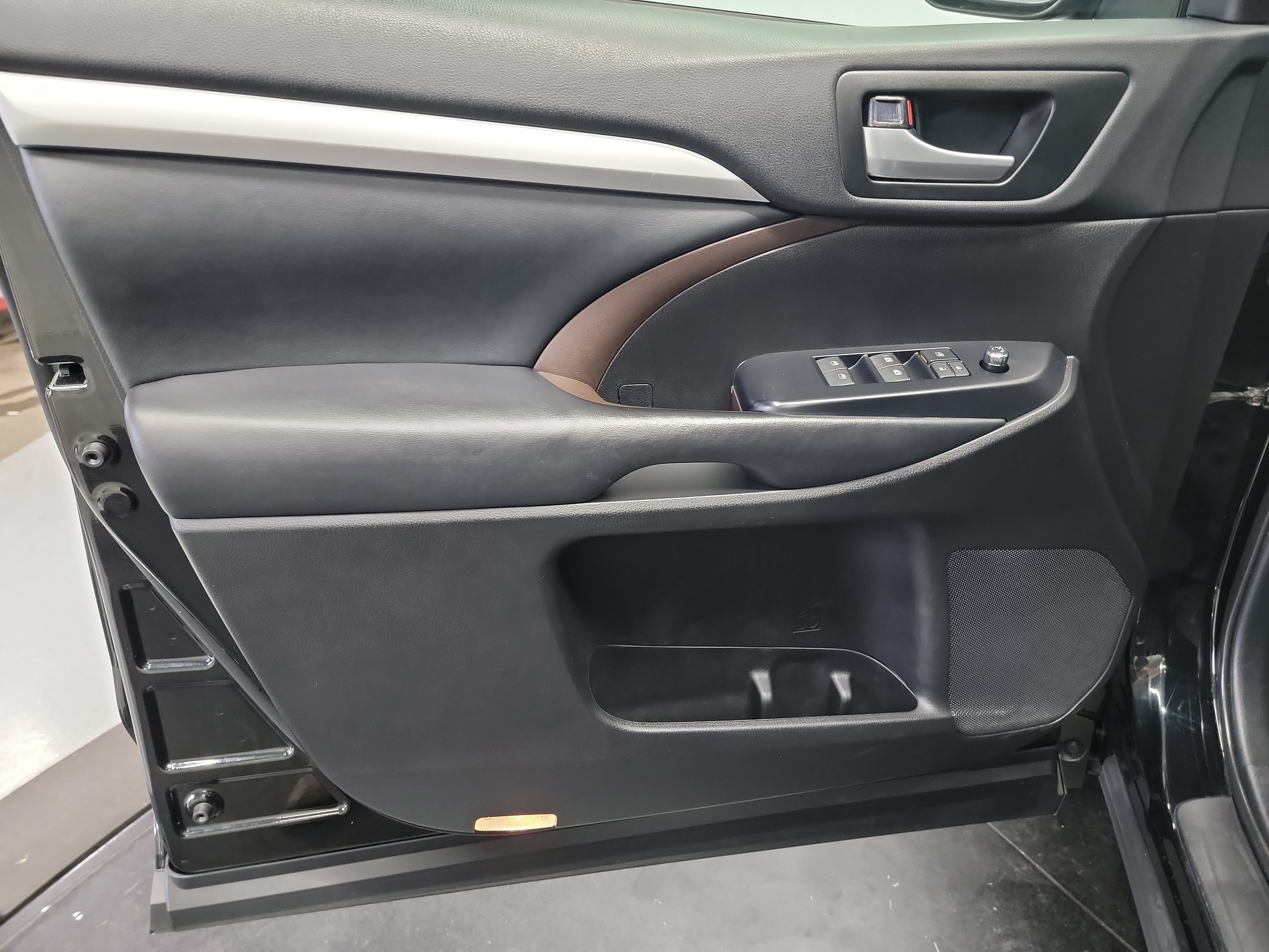 Used 2019 Toyota Highlander XLE w/ Carpet Mat Package (TMS) AWD/4WD image 13