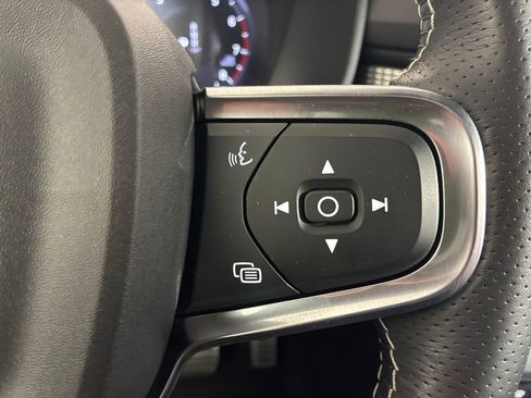 Used 2021 Volvo XC40 T5 R-Design w/ Advanced Package image 19