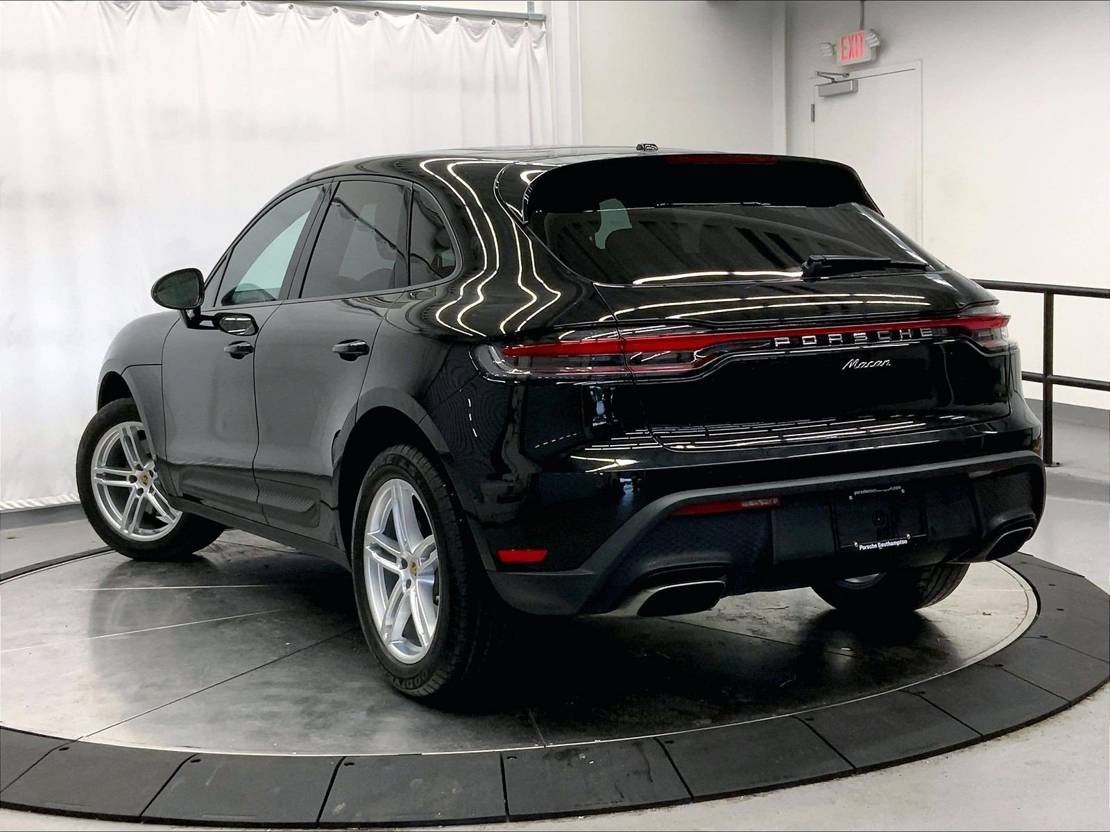 Certified 2023 Porsche Macan AWD/4WD image 3