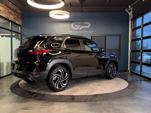 Used 2025 Chevrolet TrailBlazer RS FWD image 3