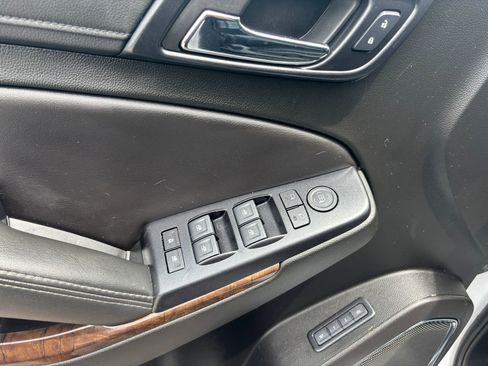 Used 2019 Chevrolet Suburban LT RWD image 21