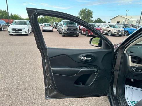 Used 2014 Jeep Cherokee Latitude FWD image 11