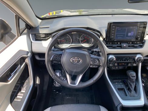 Used 2021 Toyota RAV4 XLE w/ Convenience Package FWD image 12