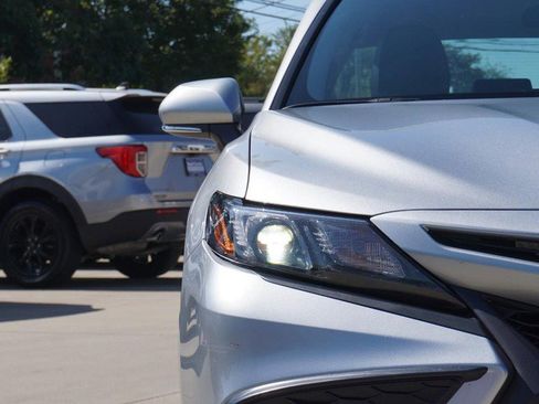 Used 2022 Toyota Camry SE image 9