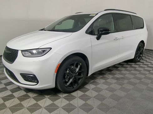 New 2026 Chrysler Pacifica Select image 9
