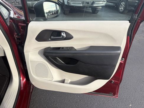 Used 2023 Chrysler Pacifica Touring-L image 17