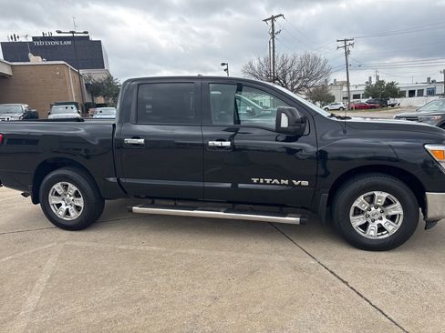 Used 2018 Nissan Titan SV w/ SV Convenience Package RWD image 4