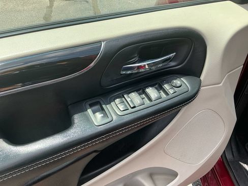Used 2019 Dodge Grand Caravan SXT FWD image 16
