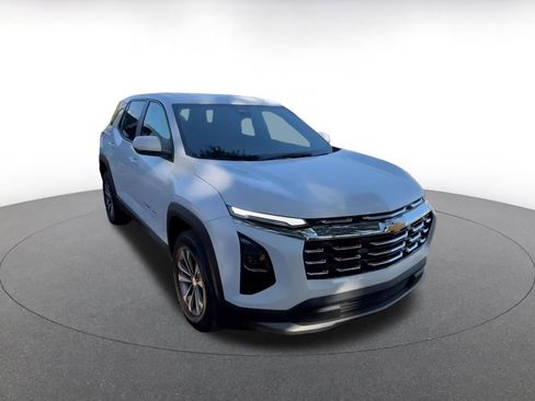 Used 2025 Chevrolet Equinox LT image 3