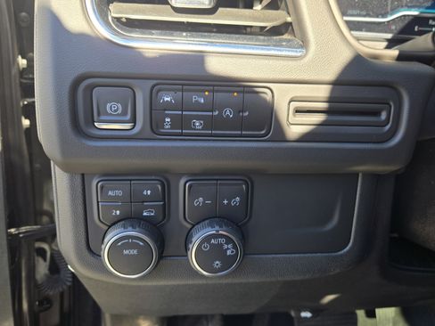 Used 2023 Chevrolet Suburban LT w/ Luxury Package image 21