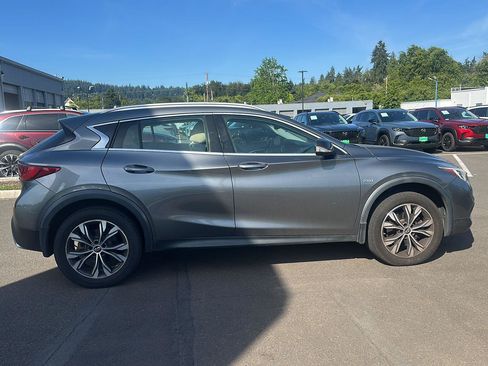 Used 2017 INFINITI QX30 Premium AWD/4WD image 8