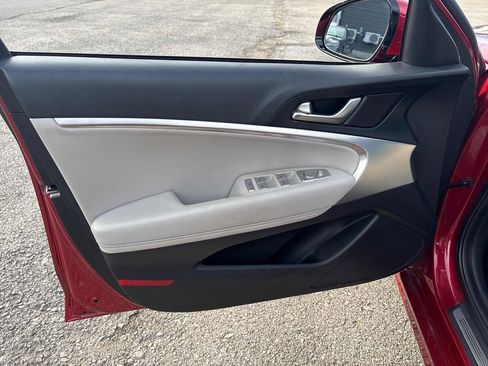 Used 2019 Genesis G70 2.0T Advanced image 9