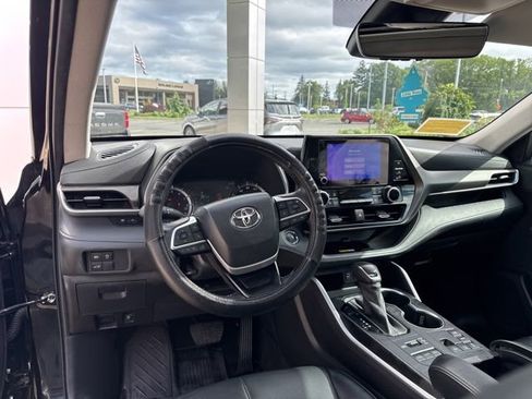 Used 2023 Toyota Highlander XLE AWD/4WD image 27