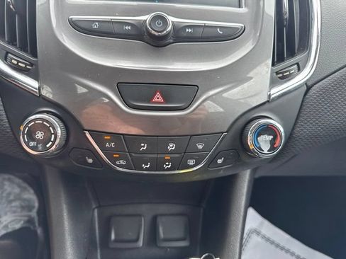 Used 2018 Chevrolet Cruze LT w/ Convenience Package FWD image 18