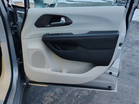 Used 2017 Chrysler Pacifica Touring-L image 30
