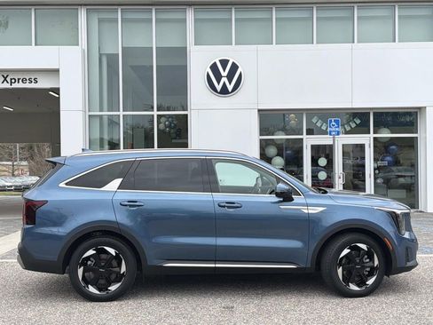 Used 2025 Kia Sorento EX image 4