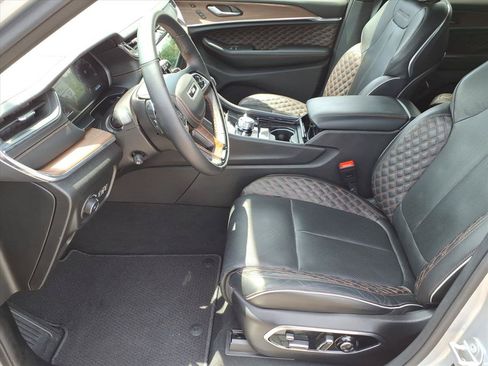 Used 2025 Jeep Grand Cherokee Summit AWD/4WD image 12