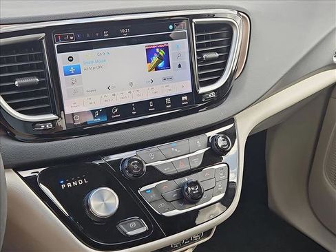 Used 2024 Chrysler Voyager LX image 14