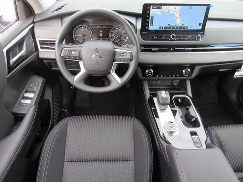 New 2026 Mitsubishi Outlander ES image 10