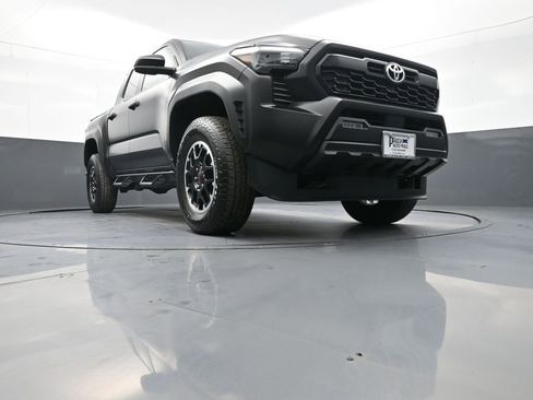 Certified 2025 Toyota Tacoma TRD Off-Road image 28