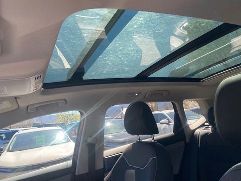 Used 2024 Volkswagen Taos SE w/ Panoramic Sunroof Package AWD/4WD image 10