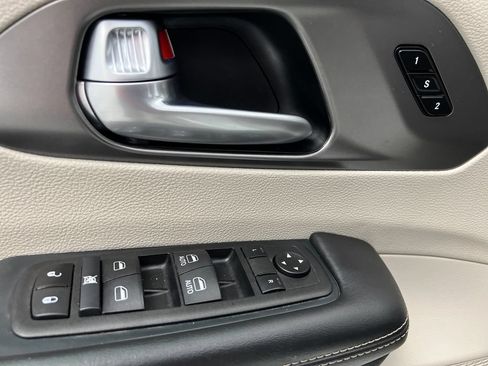 Used 2024 Chrysler Pacifica Touring-L FWD image 15