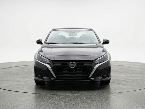 Used 2025 Nissan Altima 2.5 SV image 2