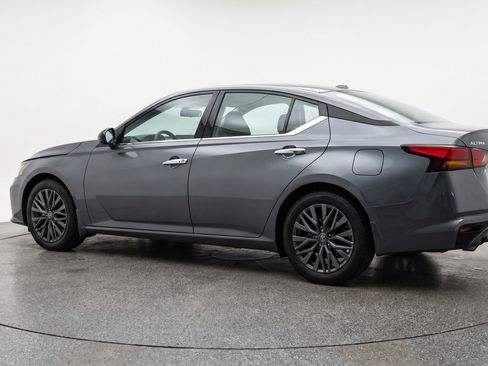 Used 2025 Nissan Altima 2.5 SV FWD image 6