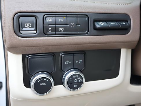 Used 2024 GMC Yukon XL Denali image 22