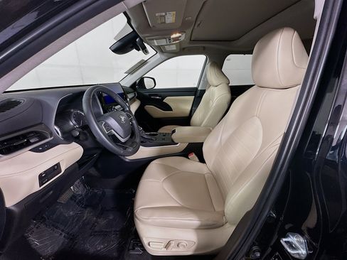 Used 2024 Toyota Highlander XLE image 12