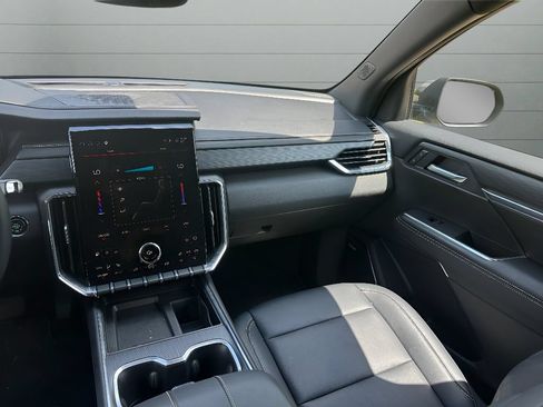 Used 2026 GMC Acadia Elevation w/ Elevation Premium Package FWD image 17