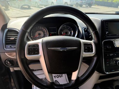 Used 2015 Chrysler Town & Country Touring FWD image 18