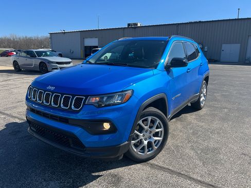 Used 2023 Jeep Compass Latitude w/ Sun and Sound Group AWD/4WD image 1