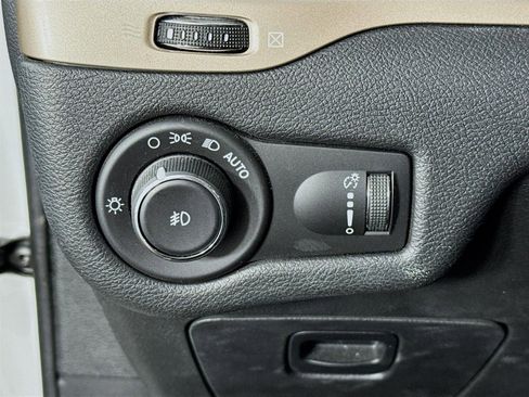 Used 2018 Jeep Cherokee Latitude w/ Altitude Package image 10