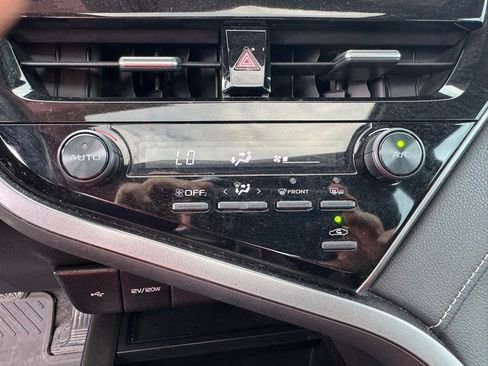 Used 2021 Toyota Camry SE w/ Cold Weather Package image 18