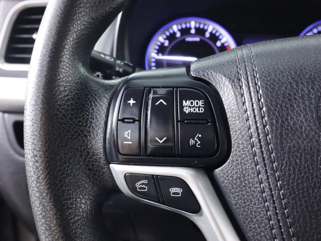 Used 2016 Toyota Highlander LE FWD image 12