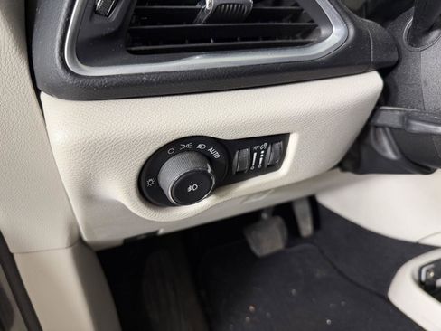 Used 2018 Chrysler Pacifica Touring-L Plus w/ Tire & Wheel Group FWD image 21